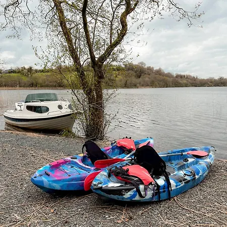 Domek alpejski Large Newly Refurbished Lakeside With Optional Private Hot Tub Duneena