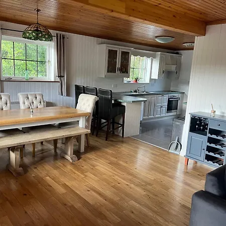 Domek alpejski Large Newly Refurbished Lakeside With Optional Private Hot Tub