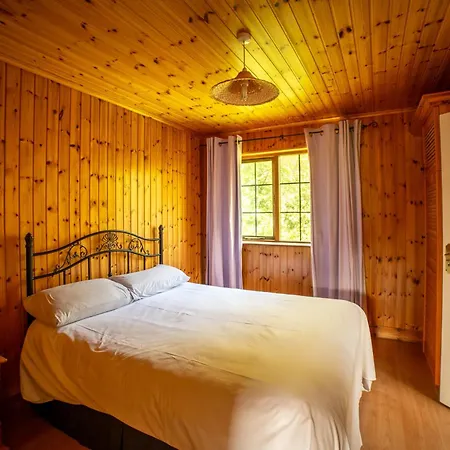 Domek alpejski Large Newly Refurbished Lakeside With Optional Private Hot Tub Duneena