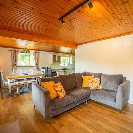 Large Newly Refurbished Lakeside With Optional Private Hot Tub Duneena