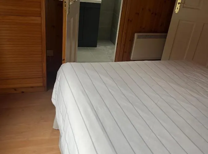 Domek alpejski Large Newly Refurbished Lakeside With Optional Private Hot Tub Duneena