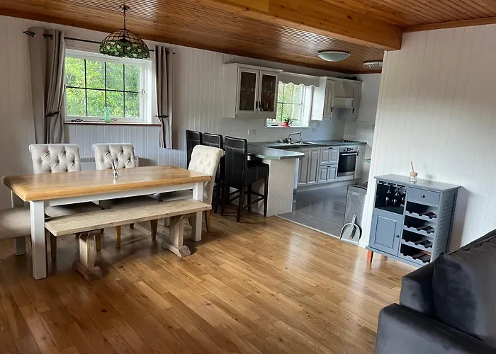 Domek alpejski Large Newly Refurbished Lakeside With Optional Private Hot Tub