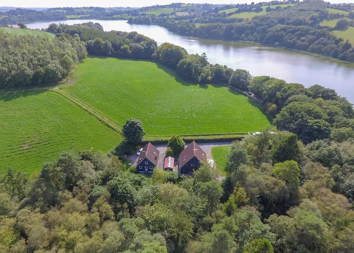 Domek alpejski Large Newly Refurbished Lakeside With Optional Private Hot Tub