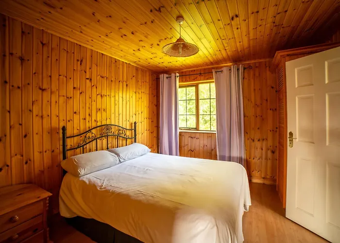 Domek alpejski Large Newly Refurbished Lakeside With Optional Private Hot Tub Duneena
